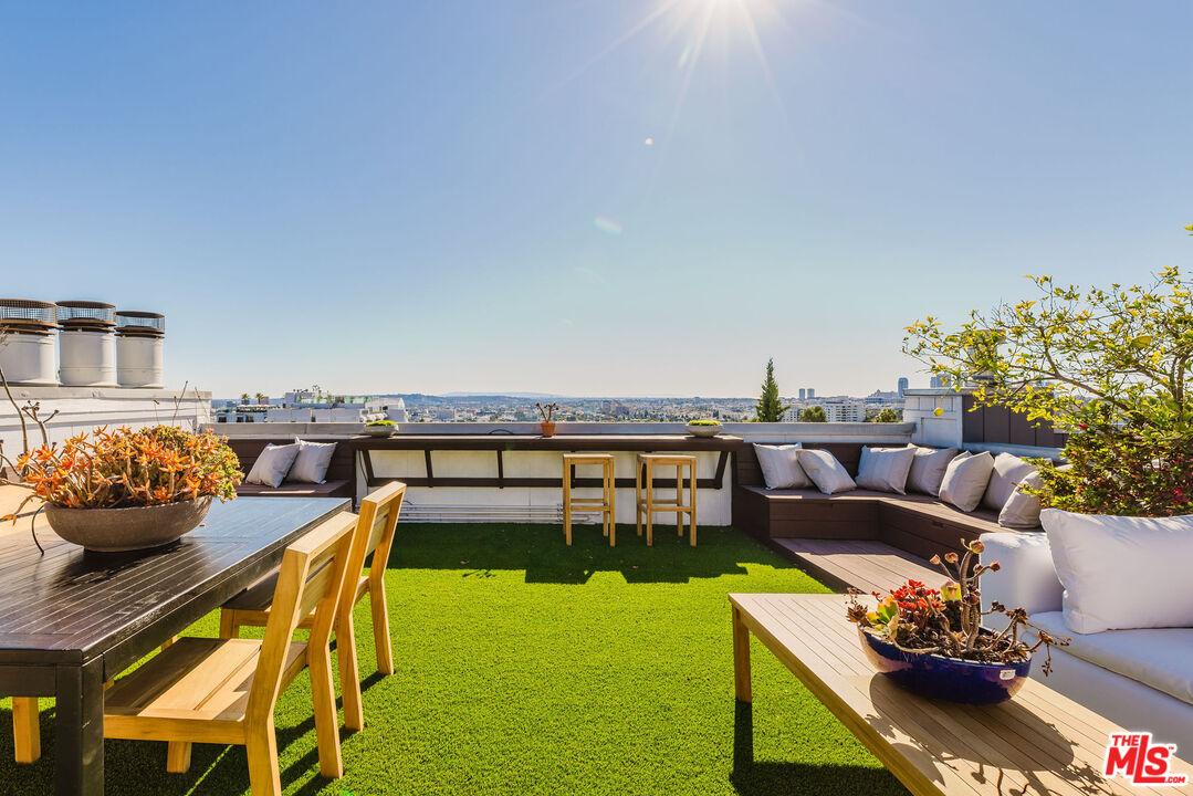 1133 N Clark St Unit: 303