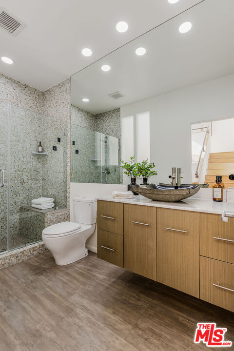 1133 N Clark St Unit: 303