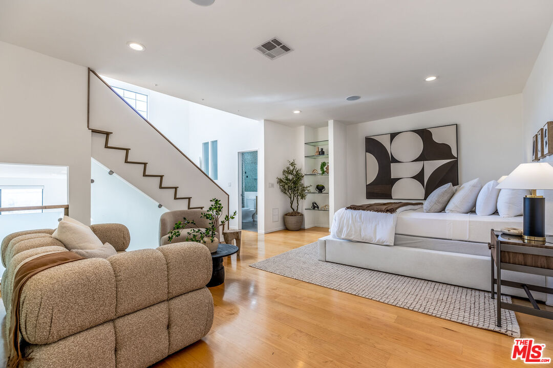 1133 N Clark St Unit: 303