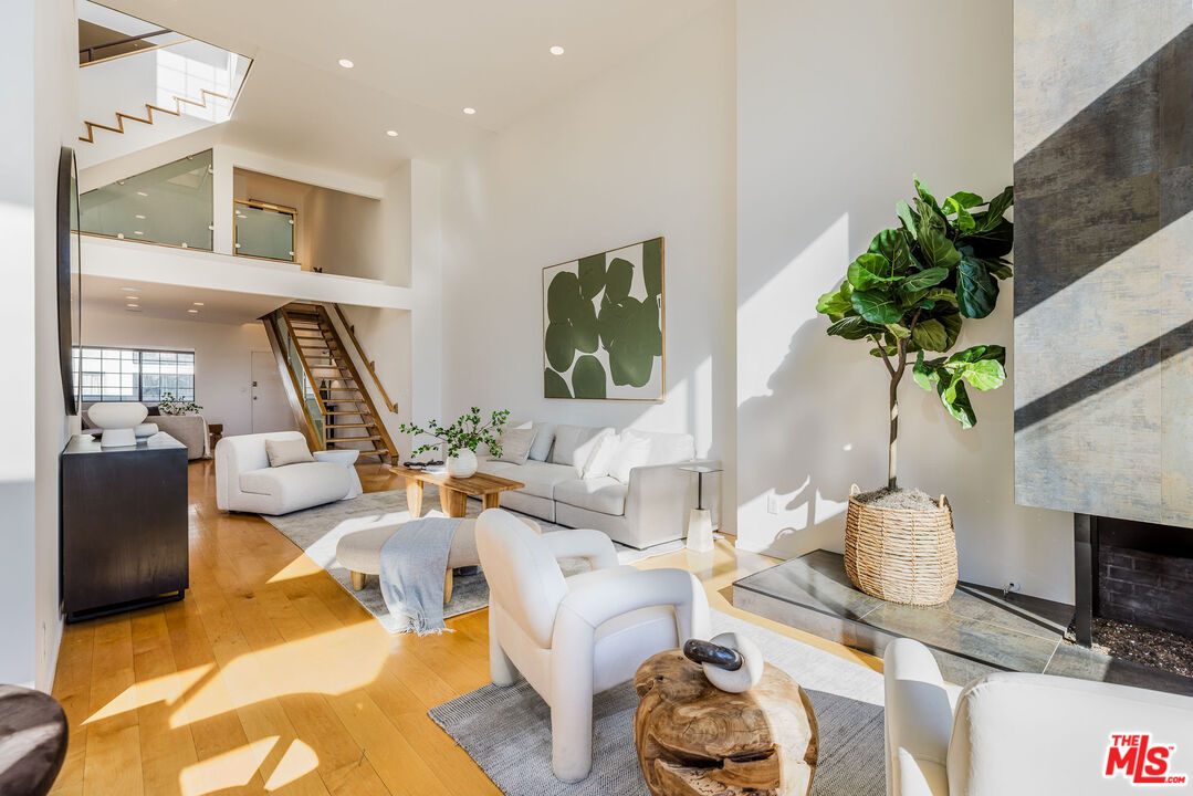 1133 N Clark St Unit: 303