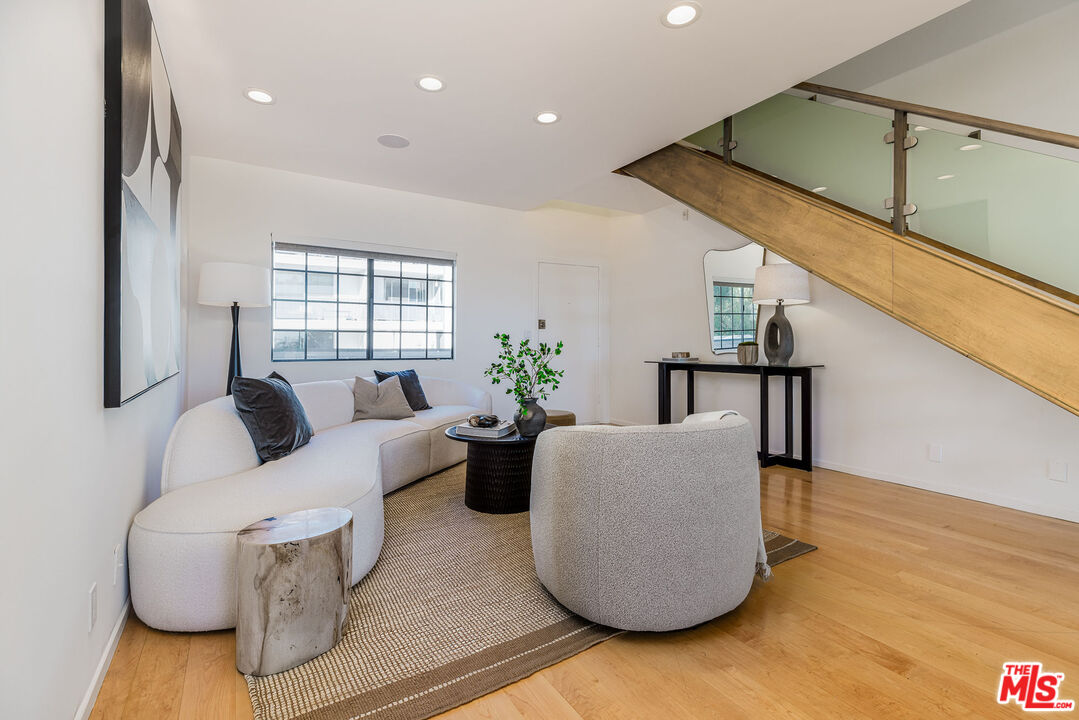 1133 N Clark St Unit: 303