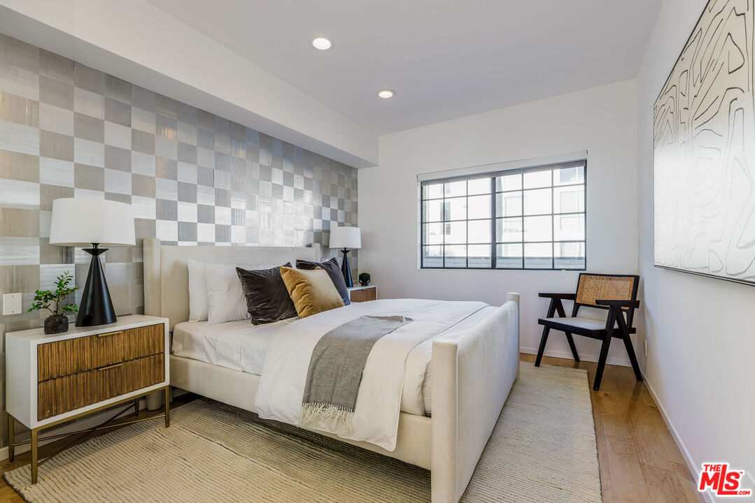 1133 N Clark St Unit: 303