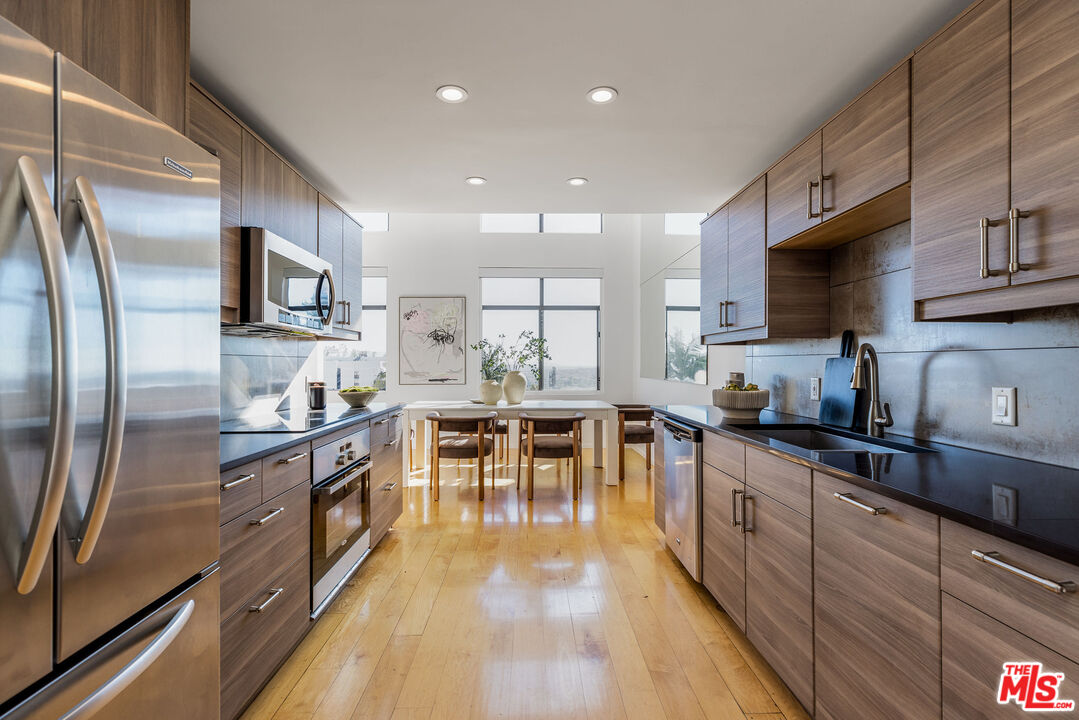 1133 N Clark St Unit: 303