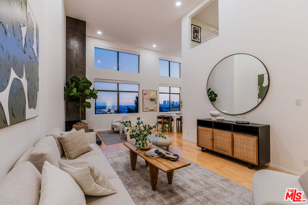 1133 N Clark St Unit: 303