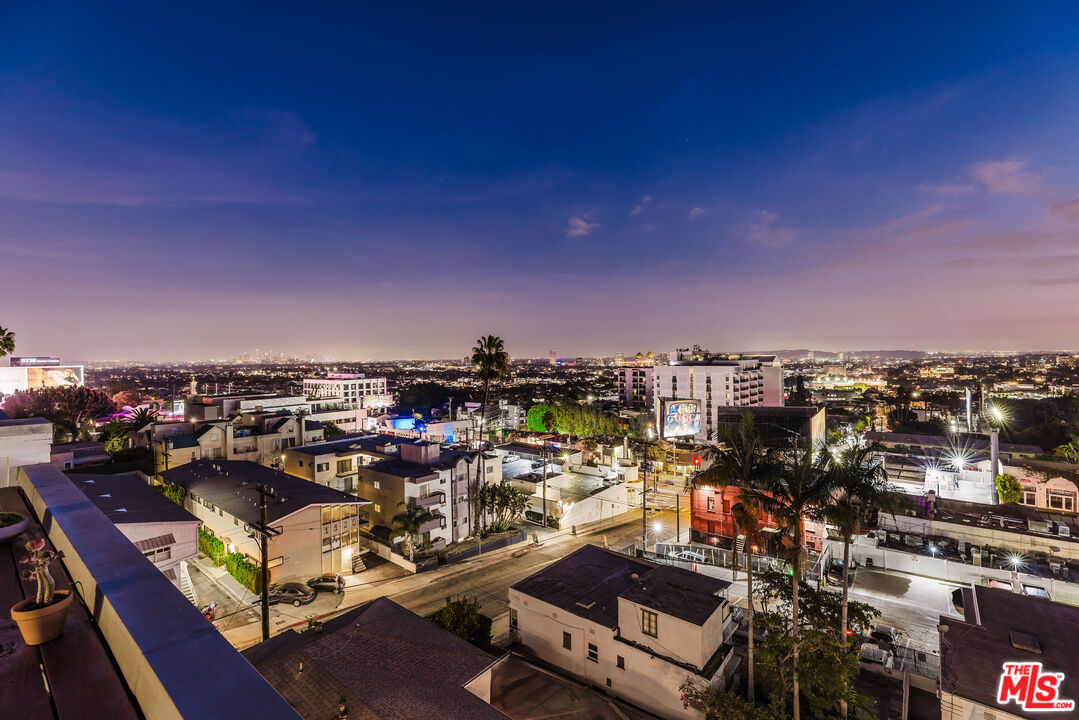 1133 N Clark St Unit: 303