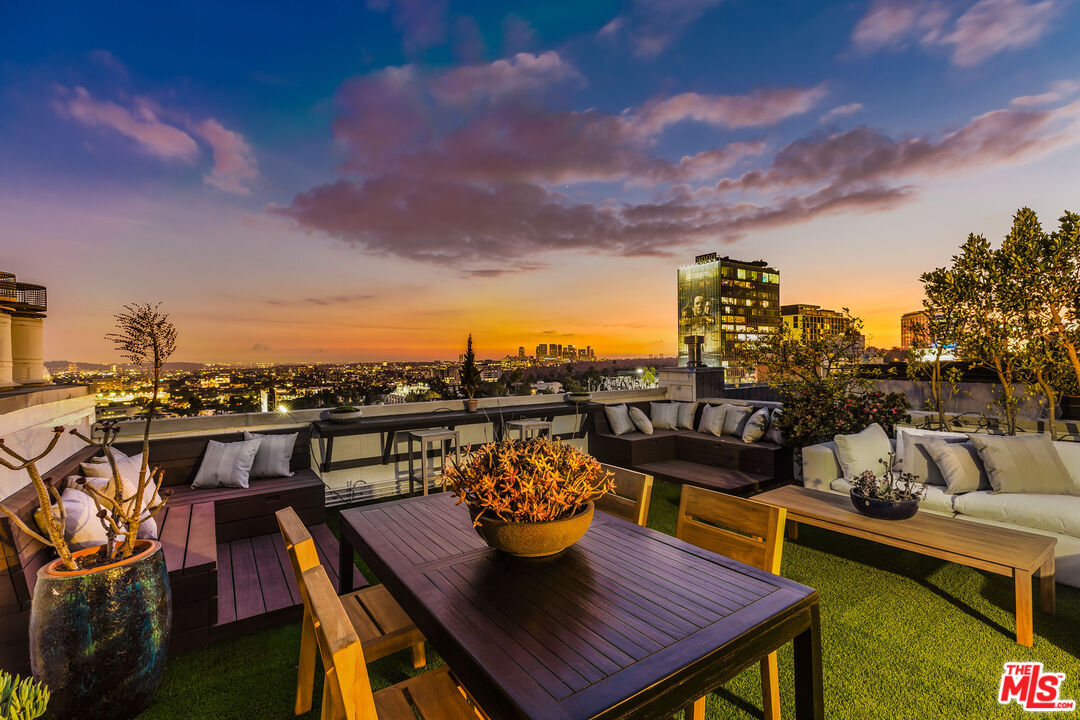 1133 N Clark St Unit: 303