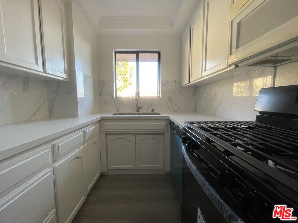 1337 N Sierra Bonita Ave Unit: 301