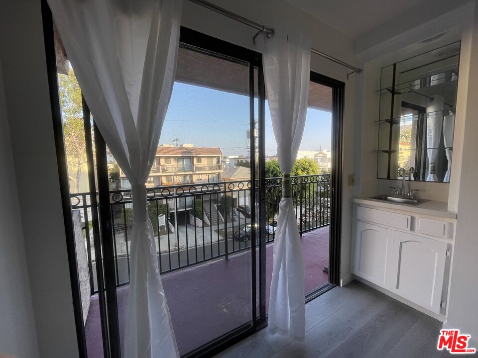 1337 N Sierra Bonita Ave Unit: 301