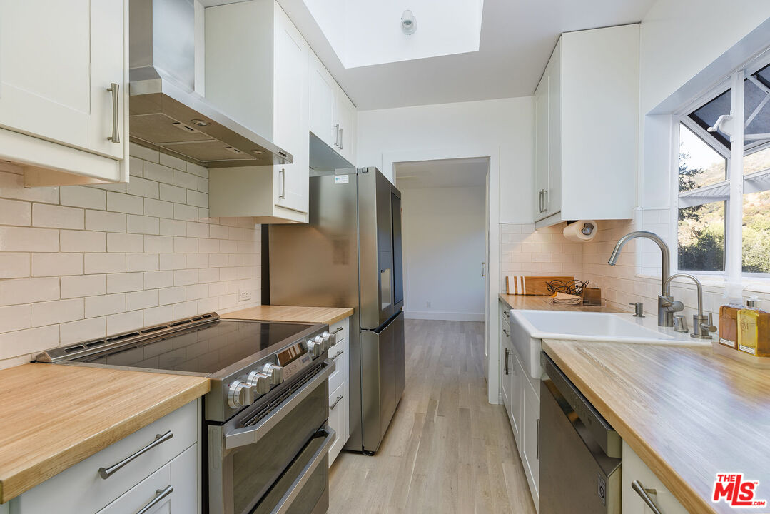 1005 N Beverly Glen Blvd