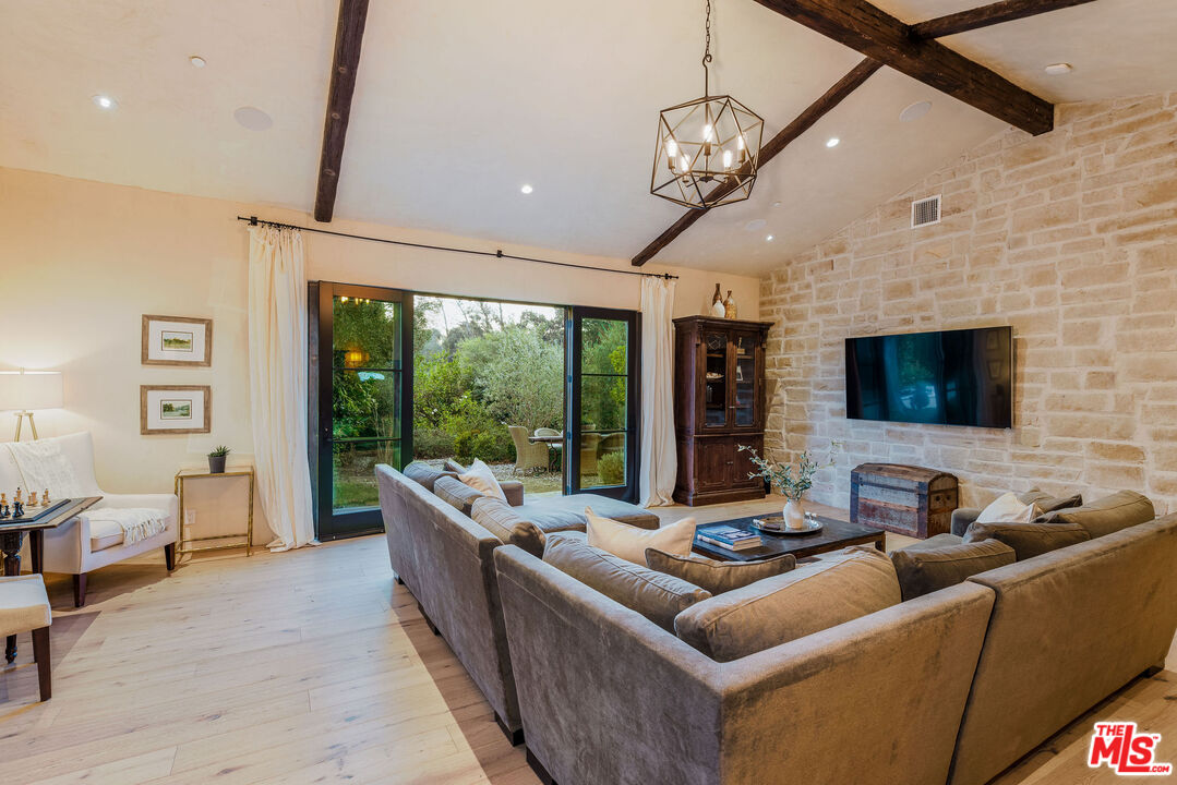 6201 Old Balcom Canyon Rd