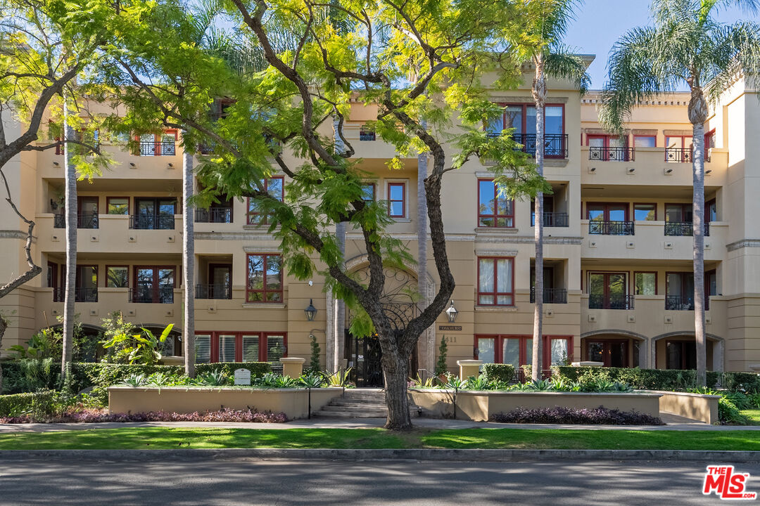 411 N Oakhurst Dr Unit: 210