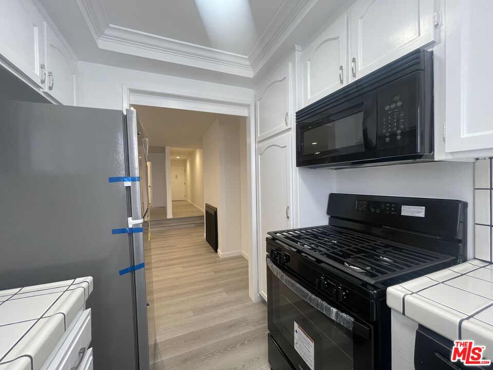 1337 N Sierra Bonita Ave Unit: 205