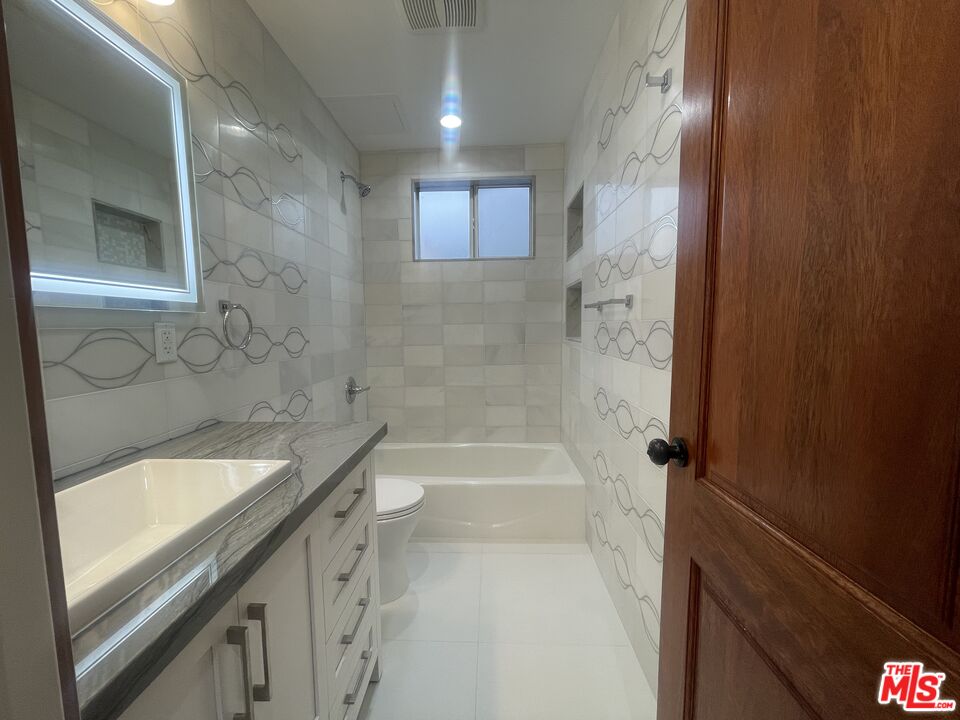 1122 N Formosa Ave Unit: 3