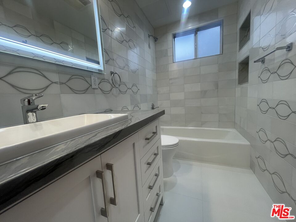 1122 N Formosa Ave Unit: 3