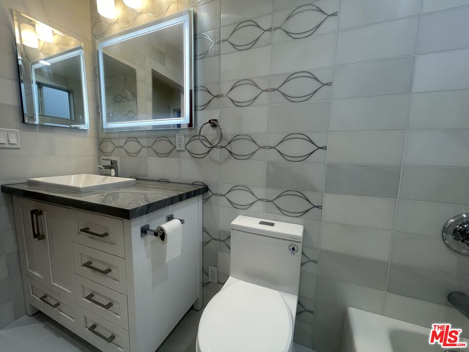 1122 N Formosa Ave Unit: 3