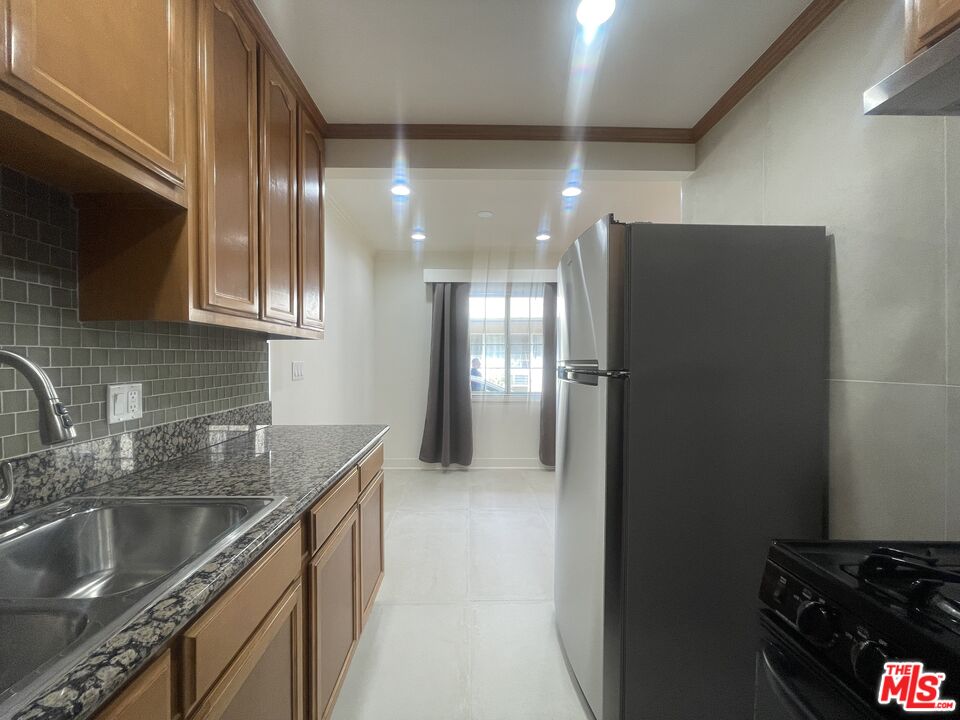 1122 N Formosa Ave Unit: 3