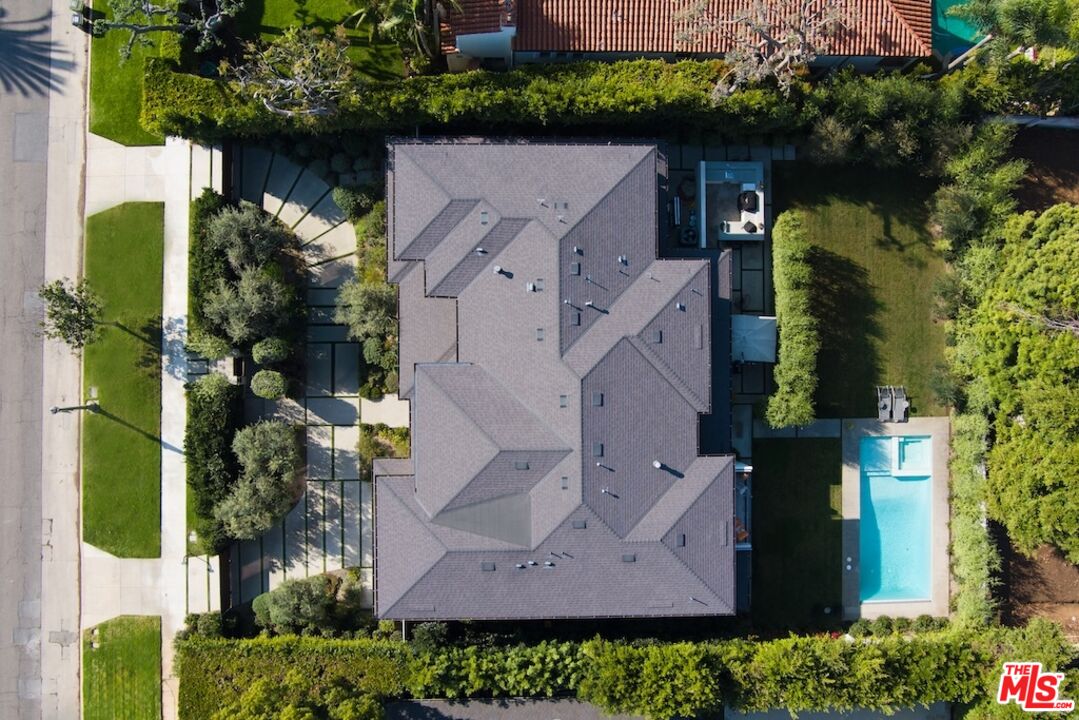 13817 W Sunset Blvd