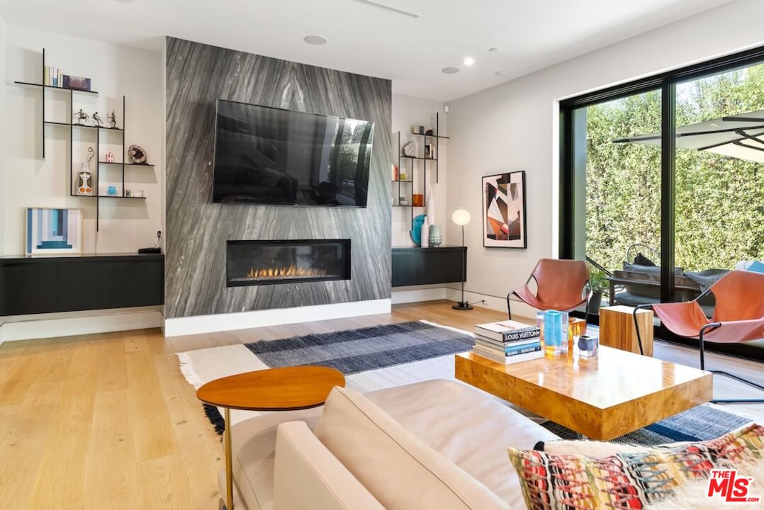 13817 W Sunset Blvd