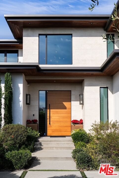 13817 W Sunset Blvd