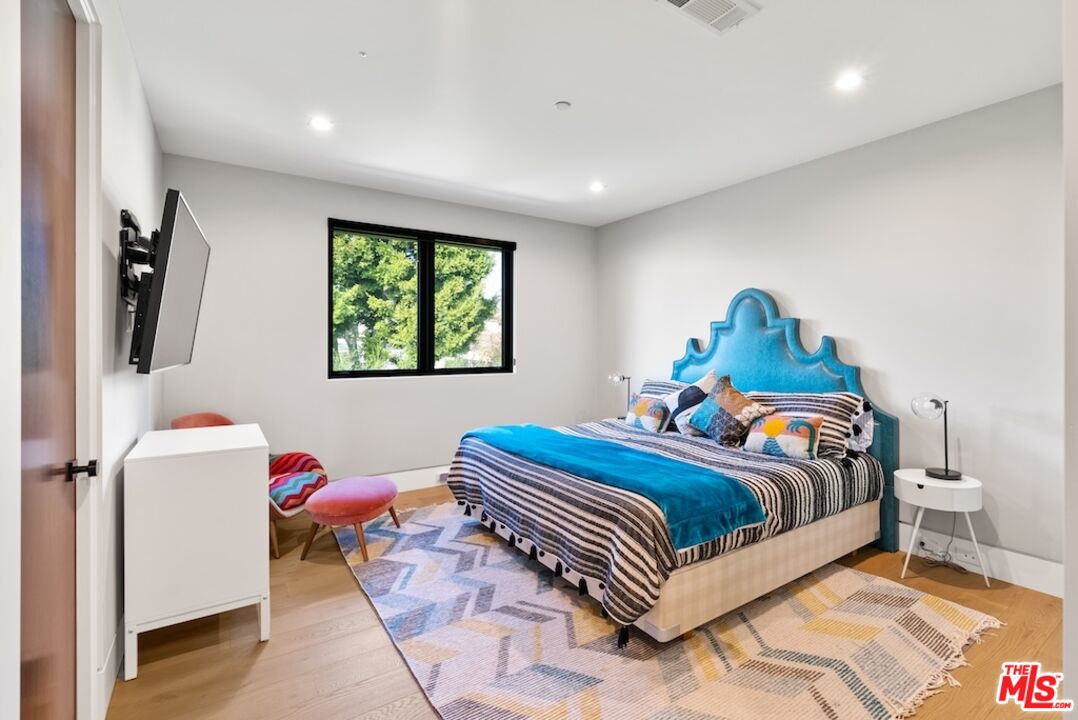 13817 W Sunset Blvd