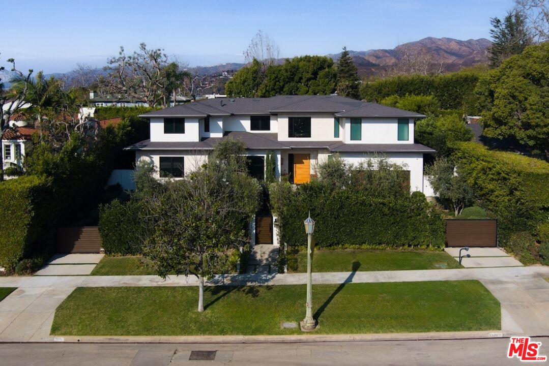 13817 W Sunset Blvd