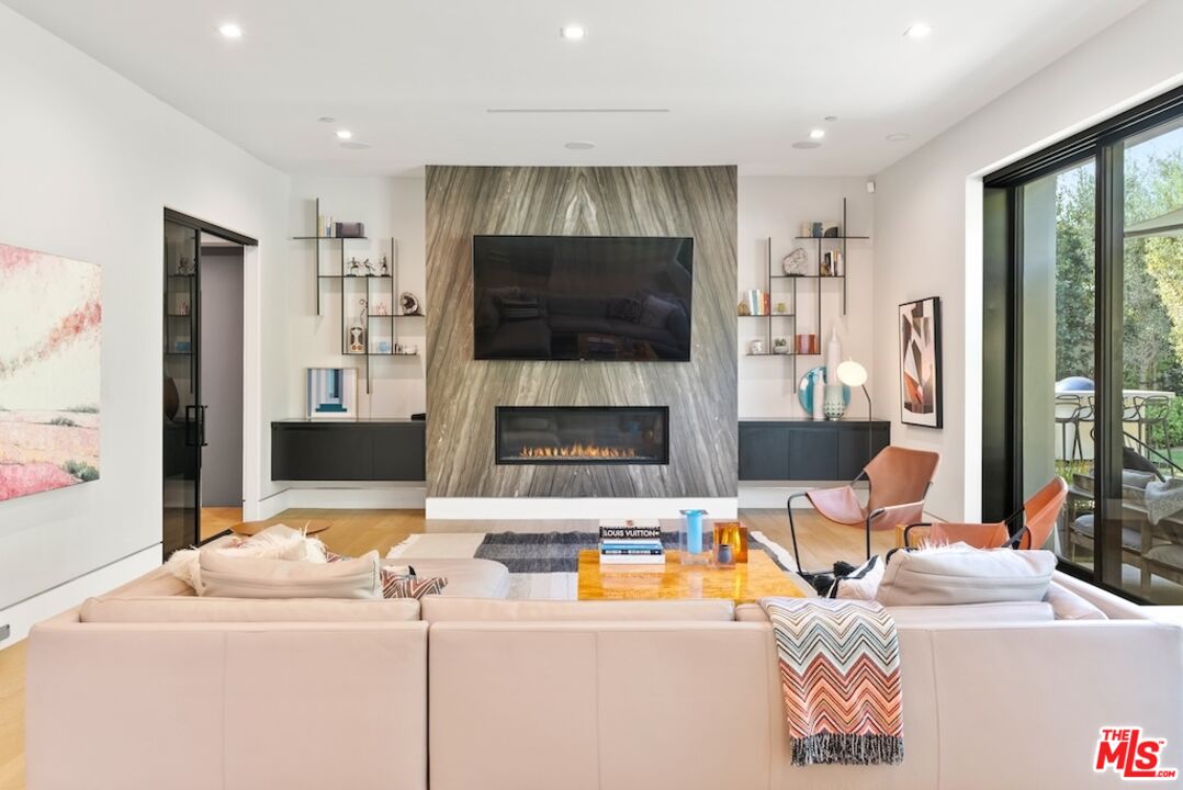 13817 W Sunset Blvd