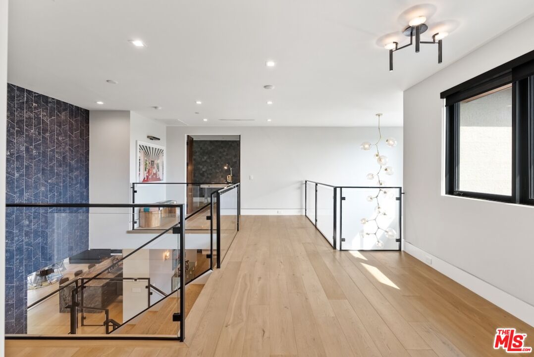 13817 W Sunset Blvd