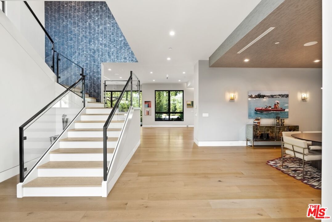 13817 W Sunset Blvd