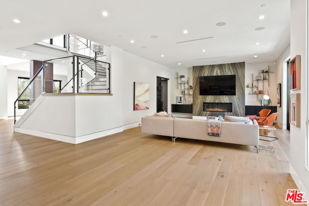13817 W Sunset Blvd
