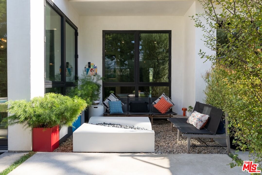 13817 W Sunset Blvd