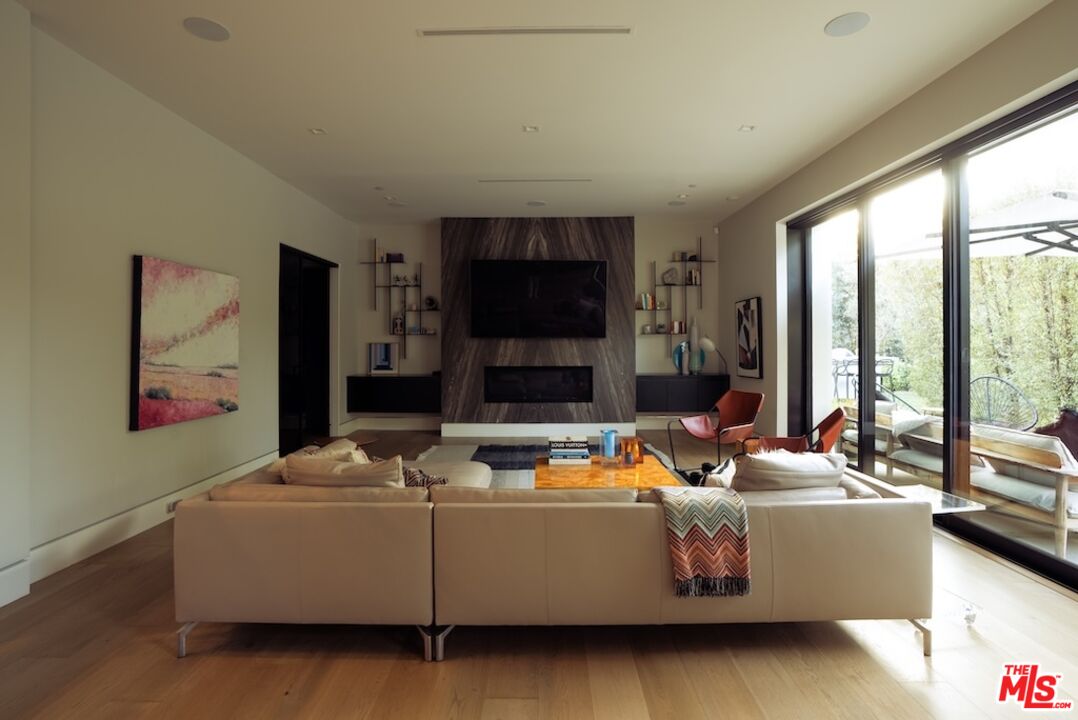 13817 W Sunset Blvd