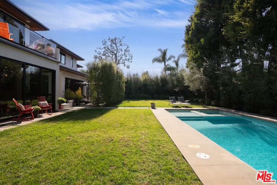 13817 W Sunset Blvd