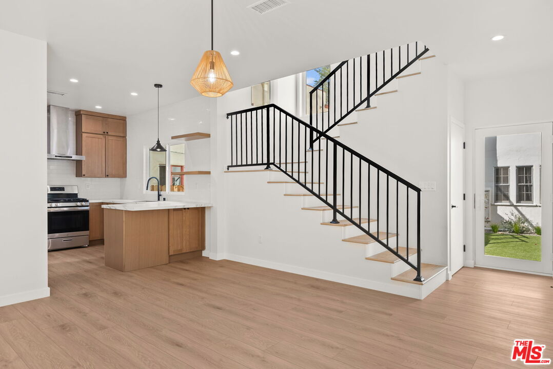 128 S Swall Dr. Unit: 1/2