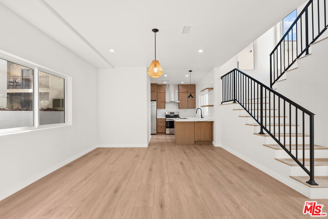 128 S Swall Dr. Unit: 1/2