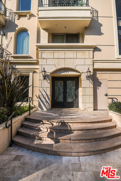 135 S Swall Dr Unit: 204