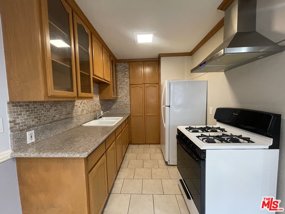 1126 N Formosa Ave Unit: 3