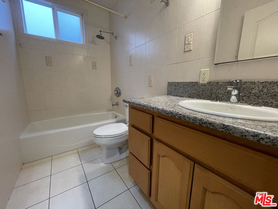 1126 N Formosa Ave Unit: 3