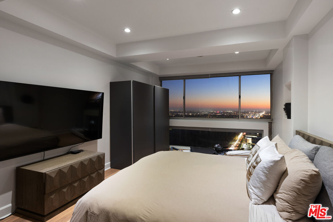 2222 Avenue Of The Stars Unit: 2702