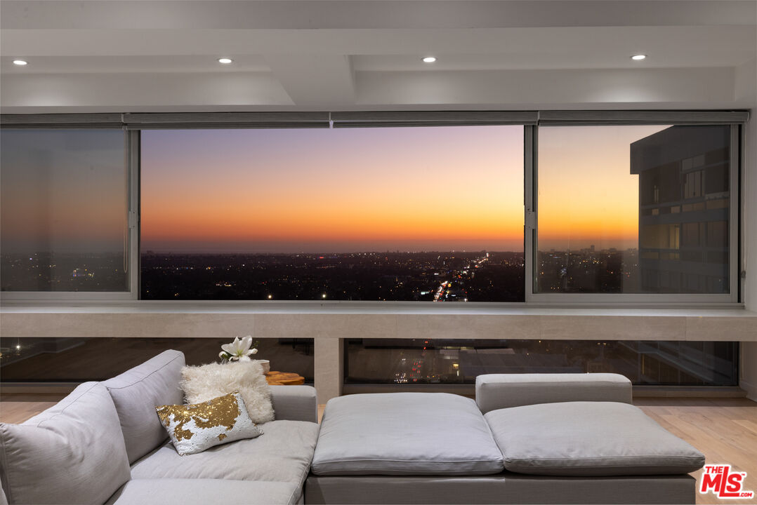 2222 Avenue Of The Stars Unit: 2702