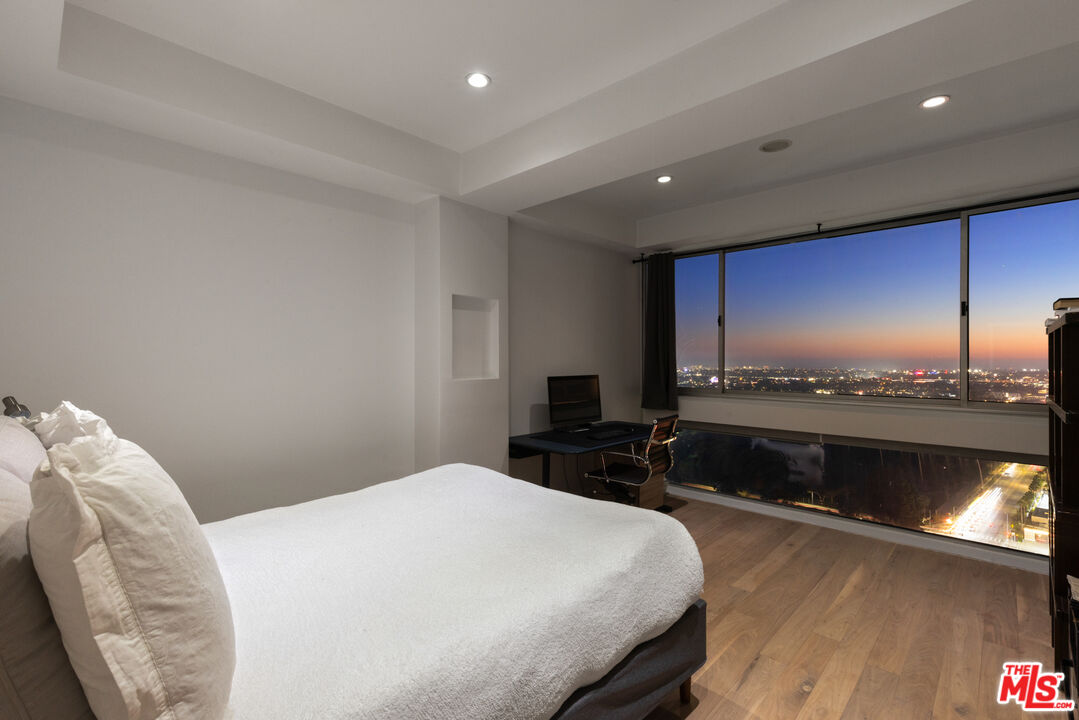 2222 Avenue Of The Stars Unit: 2702