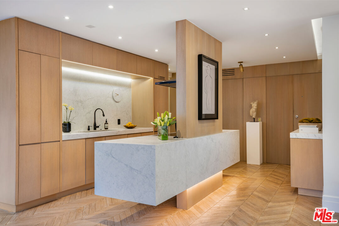 8787 Shoreham Dr Unit: 501