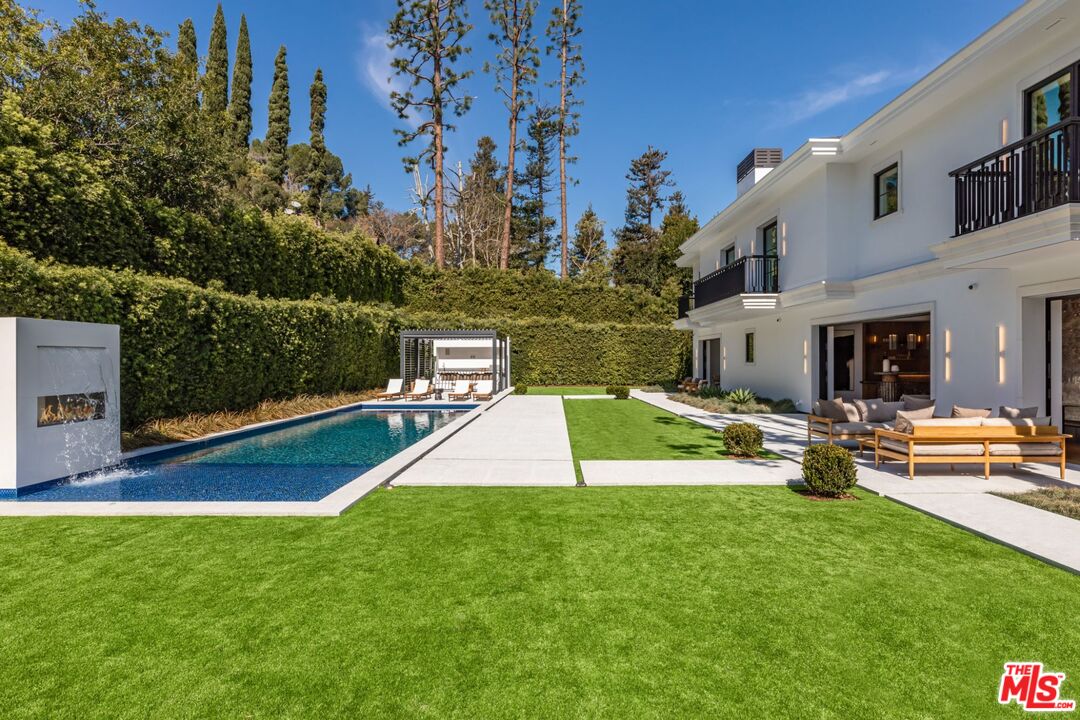 927 N Whittier Dr