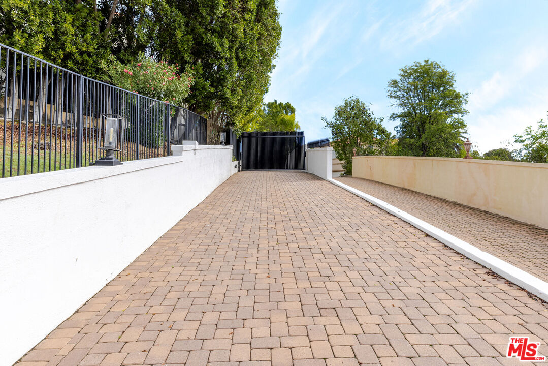 5192 Parkway Calabasas