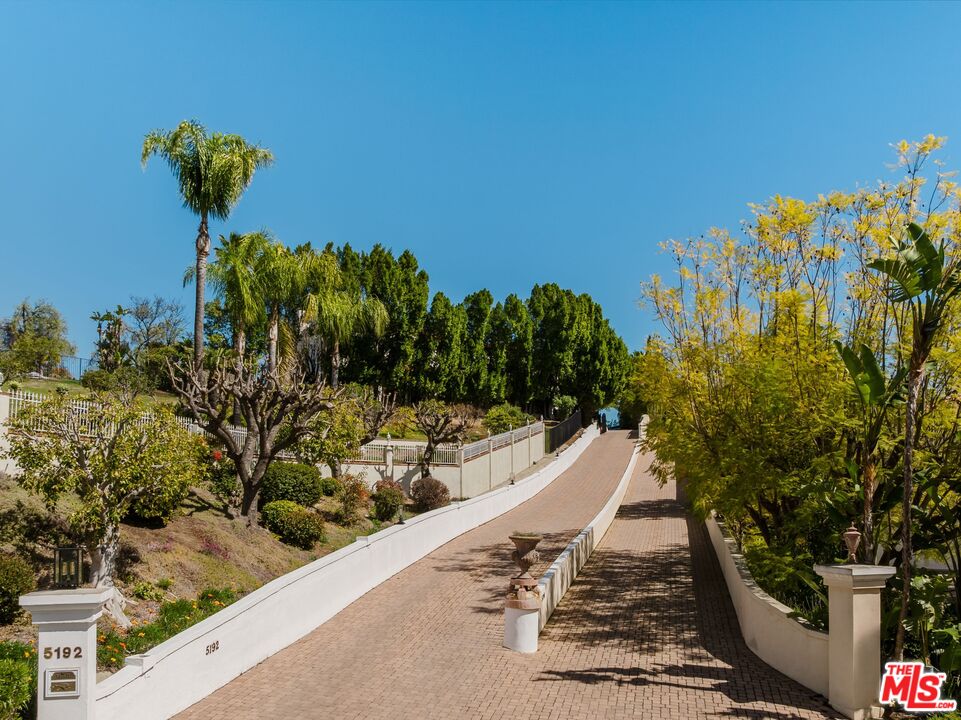 5192 Parkway Calabasas