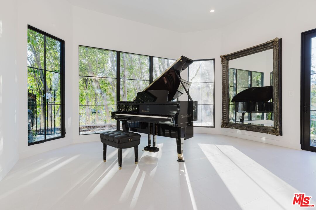 5192 Parkway Calabasas