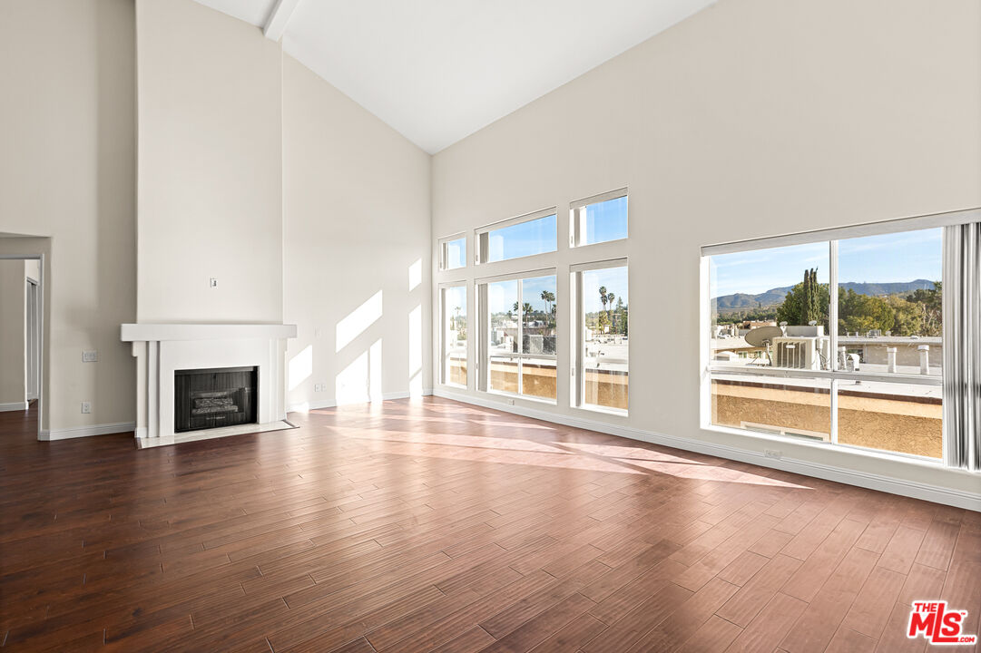 5224 Zelzah Ave Unit: 303