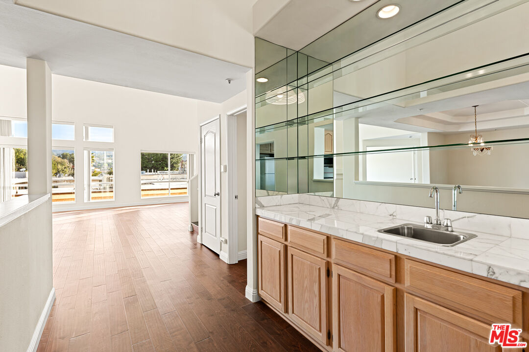 5224 Zelzah Ave Unit: 303