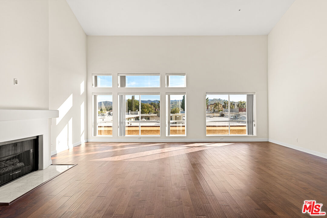 5224 Zelzah Ave Unit: 303