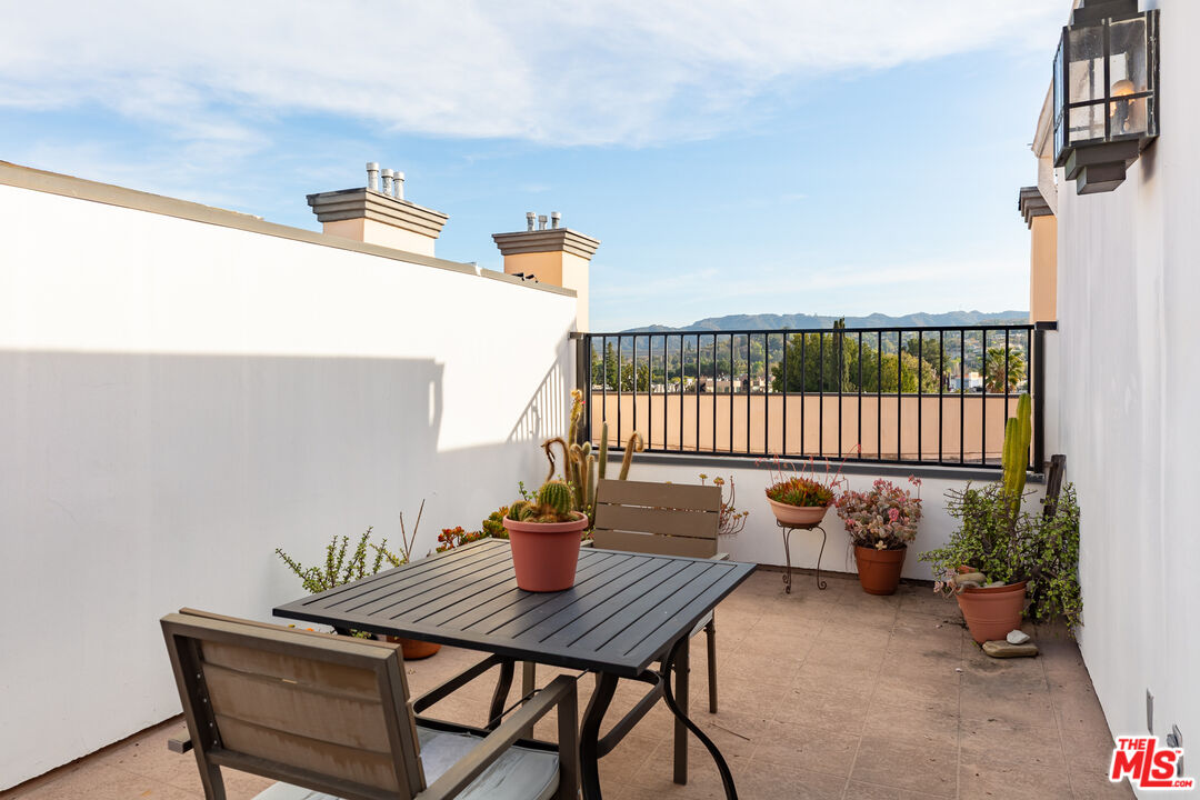 5224 Zelzah Ave Unit: 303