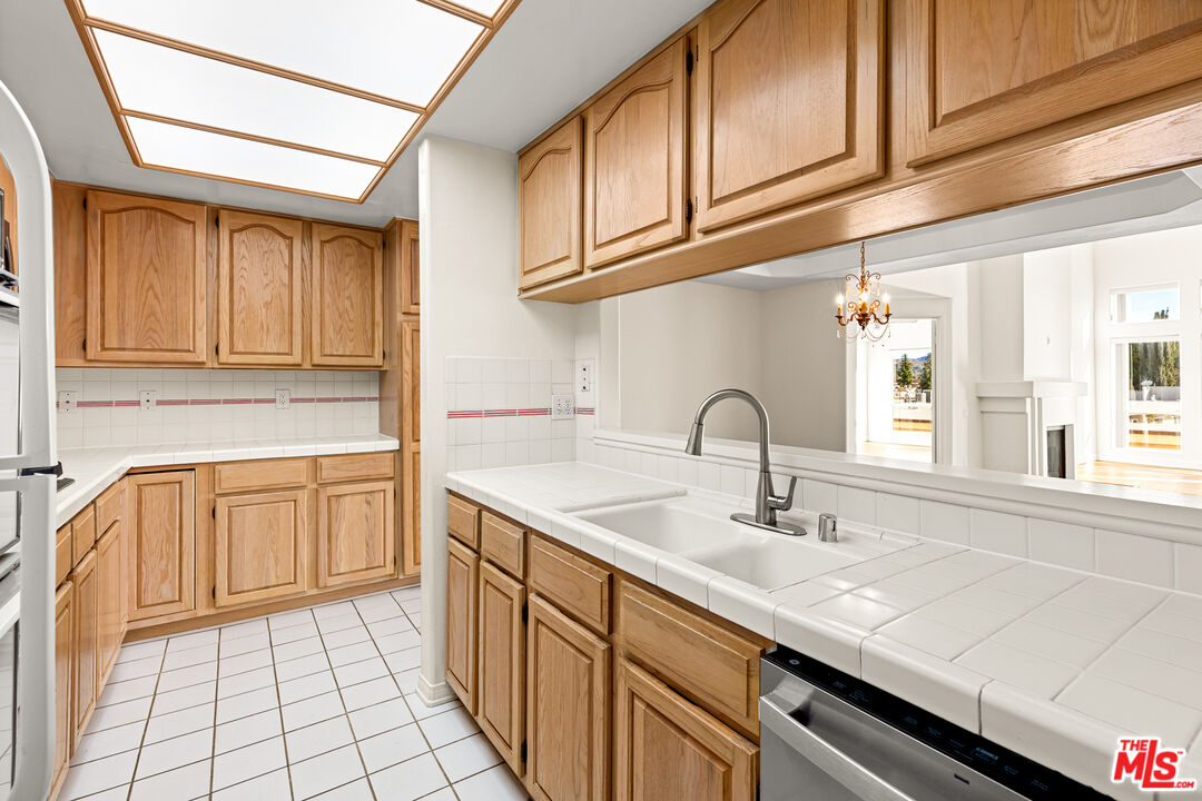 5224 Zelzah Ave Unit: 303